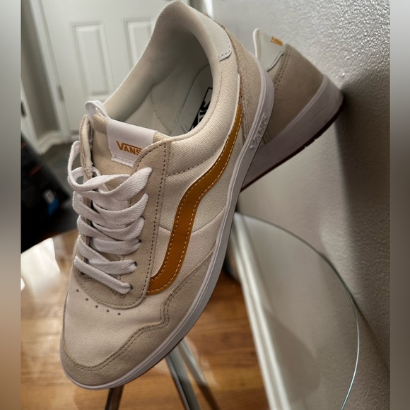 Vans - Picture 4 of 6